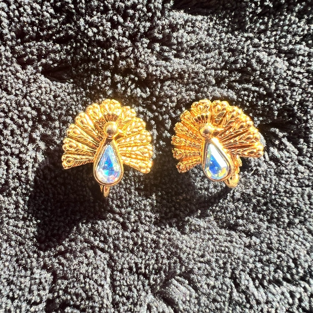 Avon Vintage Peacock 🦚 Gold Tone Blue Rhinestone Clip On Earrings